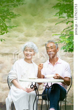 カフェでおしゃべりするシニア夫婦 127921753