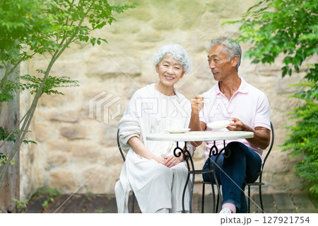 カフェでおしゃべりするシニア夫婦 127921754