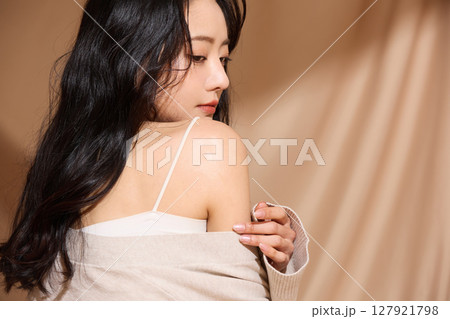 ベージュの布地背景で撮影をした若い女性の高級感のある美容ポートレート ベージュの布地背景で撮影をした若い女性の高級感のある美容ポートレート 127921798