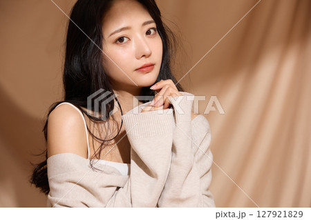 ベージュの布地背景で撮影をした若い女性の高級感のある美容ポートレート ベージュの布地背景で撮影をした若い女性の高級感のある美容ポートレート 127921829
