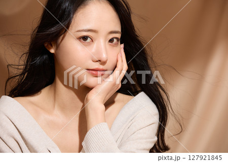 ベージュの布地背景で撮影をした若い女性の高級感のある美容ポートレート ベージュの布地背景で撮影をした若い女性の高級感のある美容ポートレート 127921845