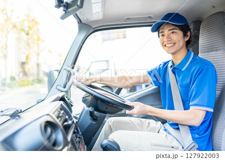 トラックを運転する若い男性ドライバー 127922003