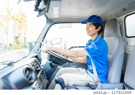 トラックを運転する若い男性ドライバー トラックを運転する若い男性ドライバー 127922004