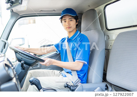 トラックに運転する若い男性ドライバー トラックに運転する若い男性ドライバー 127922007