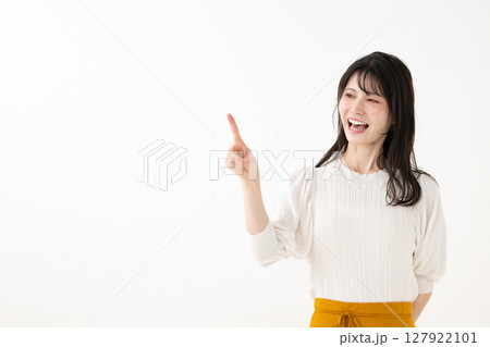 指差しをする女性 指差しをする女性 127922101