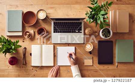 メモをとりながらパソコンを使う女性の手元 127922187