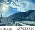 雪の高速道路  127922210