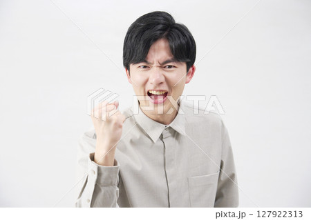 男性 20代 怒る 白背景 男性 20代 怒る 白背景 127922313