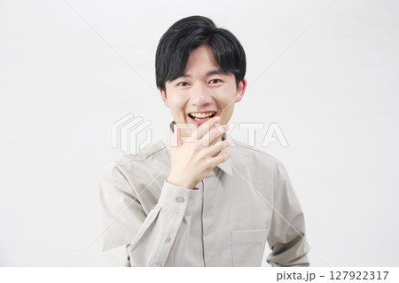 男性 20代 笑顔で驚く 白背景 男性 20代 笑顔で驚く 白背景 127922317