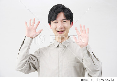 男性　20代　笑顔で驚く　白背景 127922318