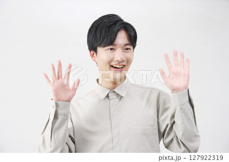 男性　20代　笑顔で驚く　白背景 127922319