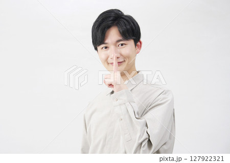 男性　20代　秘密のポーズ　白背景 127922321