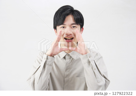 男性　20代　話しかける　白背景 127922322