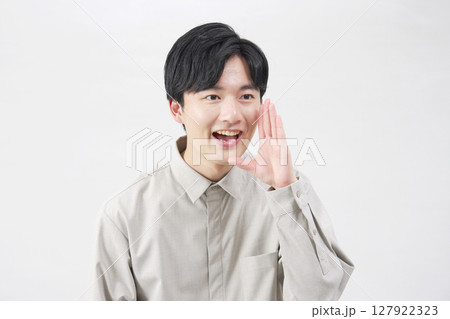 男性　20代　話しかける　白背景 127922323