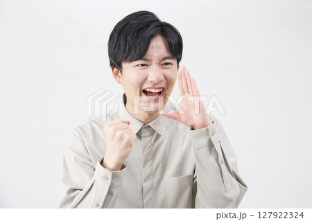 男性 20代 応援 白背景 右向き 男性 20代 応援 白背景 右向き 127922324