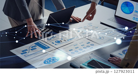 オフィスでミーティングするビジネスパーソンのグループと通信ネットワークのコンセプト オフィスでミーティングするビジネスパーソンのグループと通信ネットワークのコンセプト 127923011