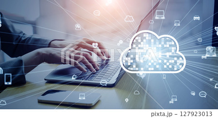 オフィスでノートパソコンを使うビジネスパーソンとクラウドコンピューティングのコンセプト 127923013