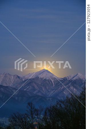 月が沈み常念岳の山頂を残照が照らす【アルプス公園展望広場より撮影】 月が沈み常念岳の山頂を残照が照らす【アルプス公園展望広場より撮影】 127923054