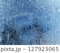 凍った車のガラスの表面 127923065