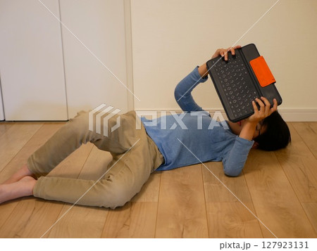 ずっとiPadを見続けてしまう子供 127923131