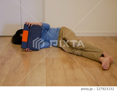 ダラダラとiPadを観る男の子 127923132