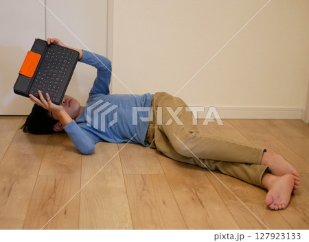 ダラダラとipadを見る男の子 127923133