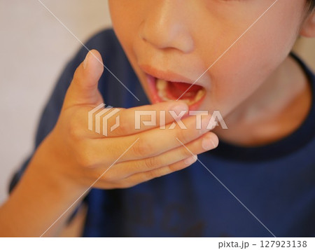 子供の口臭が気になる 子供の口臭が気になる 127923138