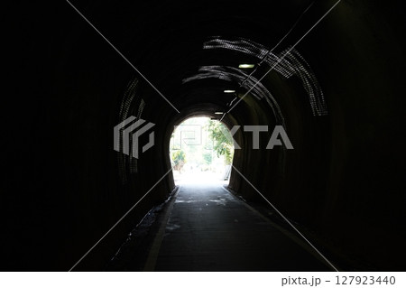 トンネルの先に見える出口 トンネルの先に見える出口 127923440