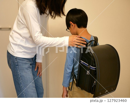 子供の話を聞いてあげるお母さん 127923460