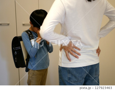 子供をガミガミ叱る母親 127923463