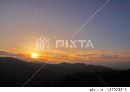 夕焼け空　夕日　雲　山地 127923548