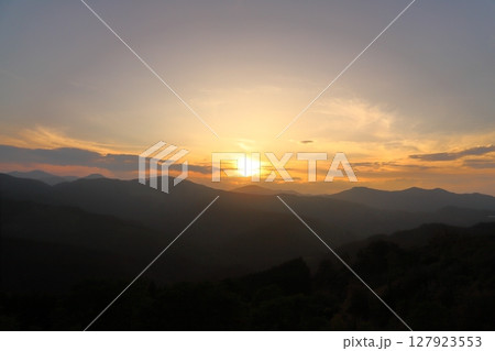夕焼け空 夕日 雲 山地 夕焼け空 夕日 雲 山地 127923553