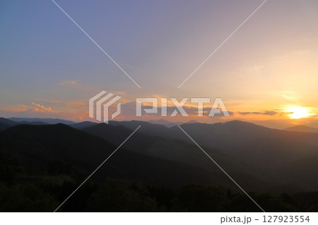 夕焼け空 夕日 雲 山地 夕焼け空 夕日 雲 山地 127923554