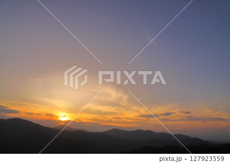 夕焼け空 夕日 雲 山地 夕焼け空 夕日 雲 山地 127923559
