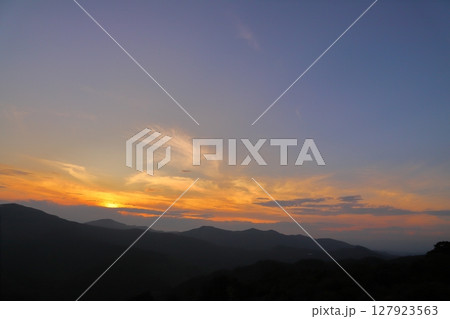 夕焼け空　夕日　雲　山地 127923563