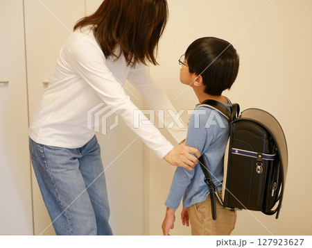子供の腕をつかみ大切なことを話す母親 127923627