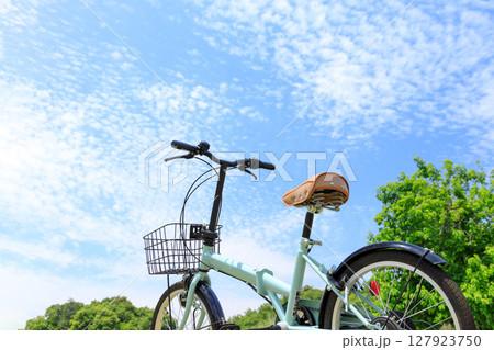 自然と青空を背景に自転車が走る。さわやかなサイクリングコース 自然と青空を背景に自転車が走る。さわやかなサイクリングコース 127923750