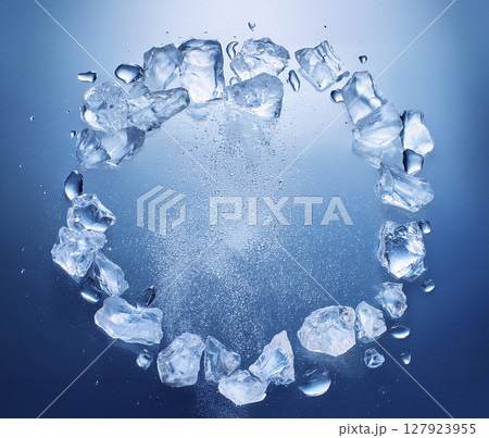氷の輪　青背景　輝き 127923955