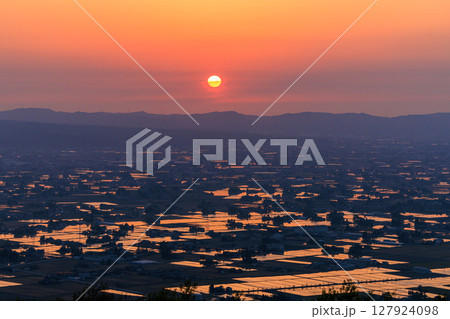 【富山県】砺波平野『散布村』の夕景 【富山県】砺波平野『散布村』の夕景 127924098