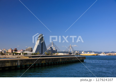 【青森県】船上から眺める早朝の青森港 【青森県】船上から眺める早朝の青森港 127924107