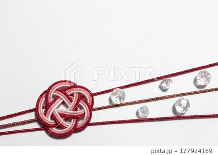 ビーズと水引細工を使ったメッセージカード風素材 背景白色 ビーズと水引細工を使ったメッセージカード風素材 背景白色 127924169