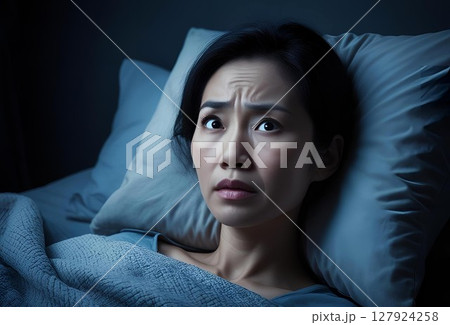 暗い寝室で不安な表情をする日本人女性 127924258
