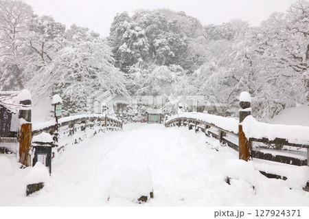 「国宝」彦根城・表門橋の雪景色/最強寒波の日/日本100名城/日本の音風景100選 127924371