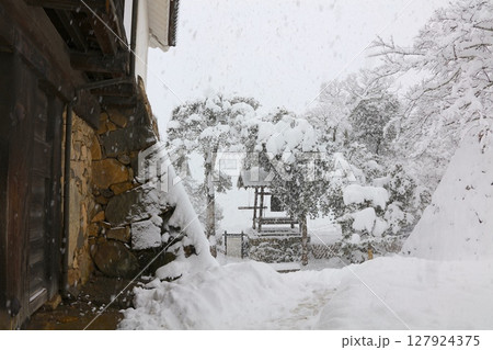 「国宝」彦根城・時報鐘（日本の音風景100選）の雪景色/最強寒波の日/日本100名城/琵琶湖国定公園 127924375