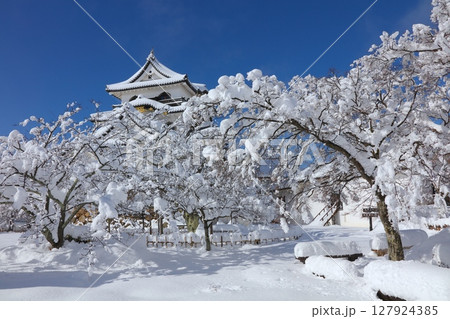 「国宝」彦根城・天守の雪景色/最強寒波の日/日本100名城/日本の音風景100選/琵琶湖国定公園 127924385