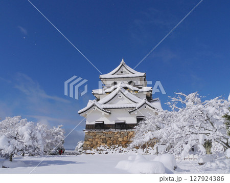「国宝」彦根城・天守の雪景色/最強寒波の日/日本100名城/日本の音風景100選/琵琶湖国定公園 127924386
