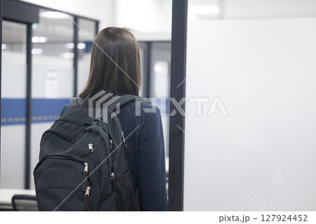 学校や塾に通う女子高生のイメージ 顔無し後ろ姿 学校や塾に通う女子高生のイメージ 顔無し後ろ姿 127924452