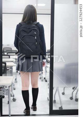 学校や塾に通う女子高生のイメージ 顔無し後ろ姿 学校や塾に通う女子高生のイメージ 顔無し後ろ姿 127924453