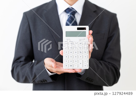 電卓を持つスーツを着たミドル男性ビジネスマン 127924489