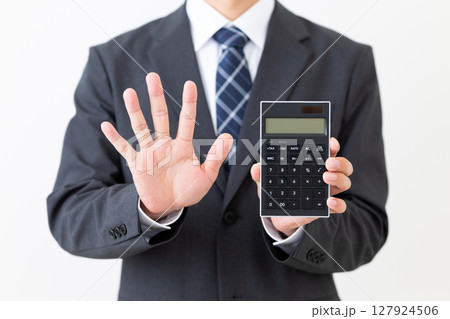 電卓を持って五本指を立てるスーツを着たミドル男性ビジネスマン 127924506